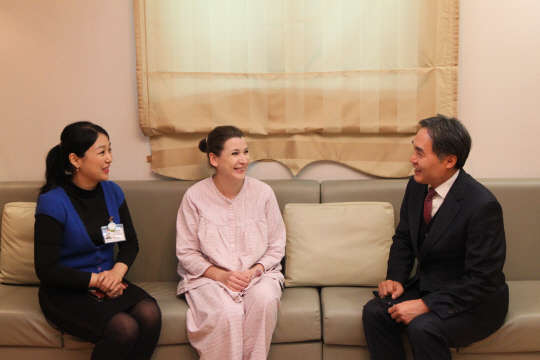 김태경 제일병원 행정부원장(왼쪽 첫번째)과 러시아에서 온 카슈리나 율리아 산모(두번째)가 환담을 나누고 있다. 율리아 씨는 지난 2010년 제일병원에서 첫째 딸을 출산한 후 산모에 대한 세심한 관리와 서비스에 감동 받아 둘째 달 출산을 위해 다시 한국을 찾았다고 밝혔다. 이 병원은 최근 러시아, 몽골, 카자흐스탄, 중국, 미국 등에서 연간 2만5000여명의 외국인 환자가 찾아오고 있다고 설명했다.(제일병원 제공)